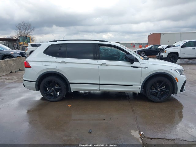 Продажа на аукционе авто 2023 Volkswagen Tiguan 2.0t Se R-line Black, vin: 3VVCB7AXXPM111658, номер лота: 44305531