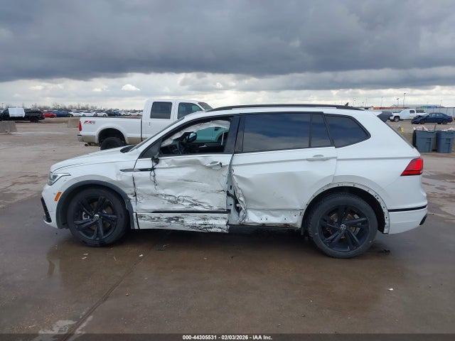 Продажа на аукционе авто 2023 Volkswagen Tiguan 2.0t Se R-line Black, vin: 3VVCB7AXXPM111658, номер лота: 44305531