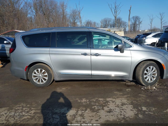 2018 Chrysler Pacifica Touring L მანქანა იყიდება აუქციონზე, vin: 2C4RC1BG7JR356077, აუქციონის ნომერი: 44305540