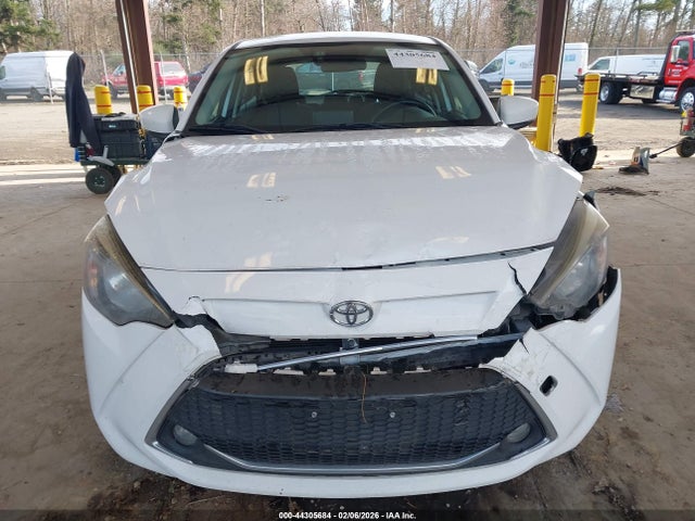 3MYDLBJV8LY702268 Toyota YARIS LE