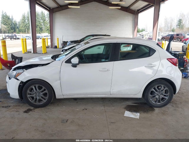 3MYDLBJV8LY702268 Toyota YARIS LE