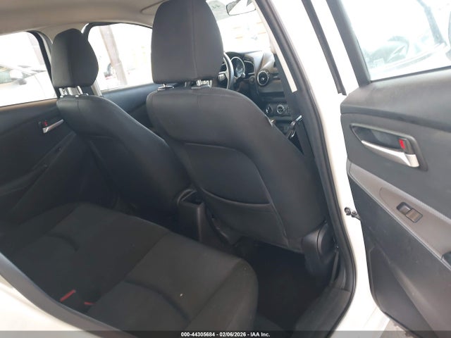3MYDLBJV8LY702268 Toyota YARIS LE
