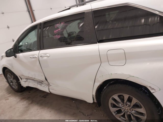 5TDJRKEC7MS002646 Toyota SIENNA XLE