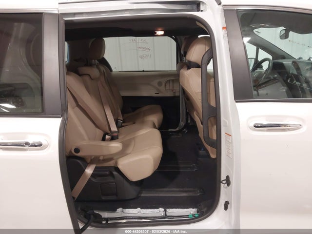5TDJRKEC7MS002646 Toyota SIENNA XLE