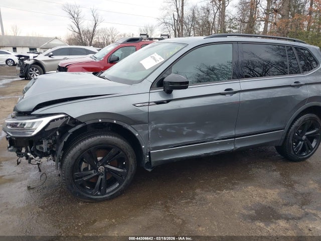 Продаж на аукціоні авто 2024 Volkswagen Tiguan 2.0t Se R-line Black, vin: 3VV8B7AX7RM038130, номер лоту: 44306642
