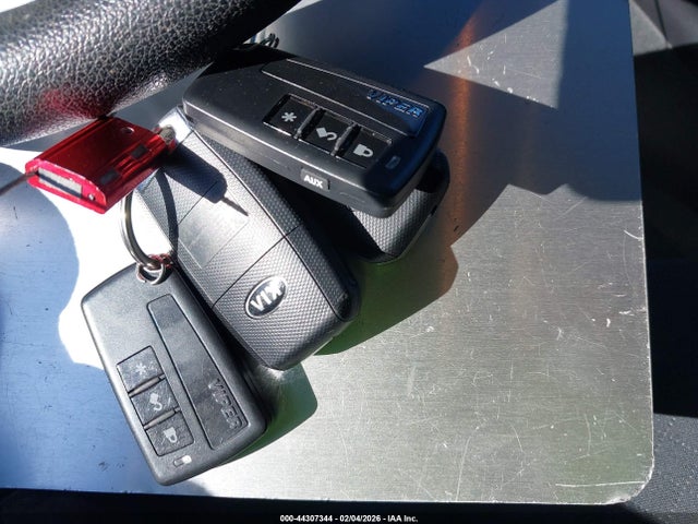 5XYPG4A58KG560759 KIA Sorento 3.3l Lx