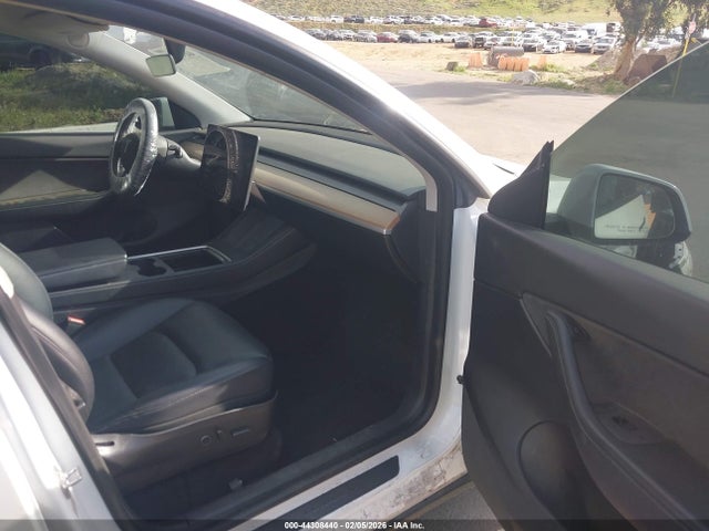 2021 TESLA MODEL Y 5YJYGDEE0MF181781 Photo 4