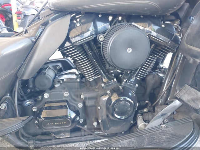 1HD1KGD38JB612253 Harley-Davidson FLTRU