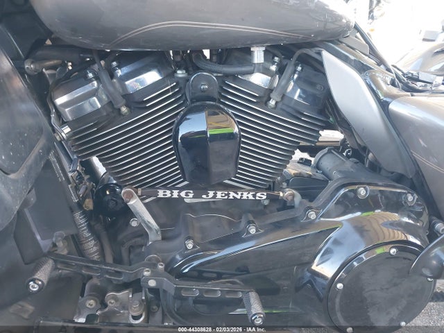 1HD1KGD38JB612253 Harley-Davidson FLTRU