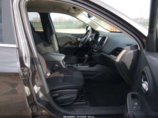 1C4PJLCSXHW549613 Jeep Cherokee Latitude Fwd