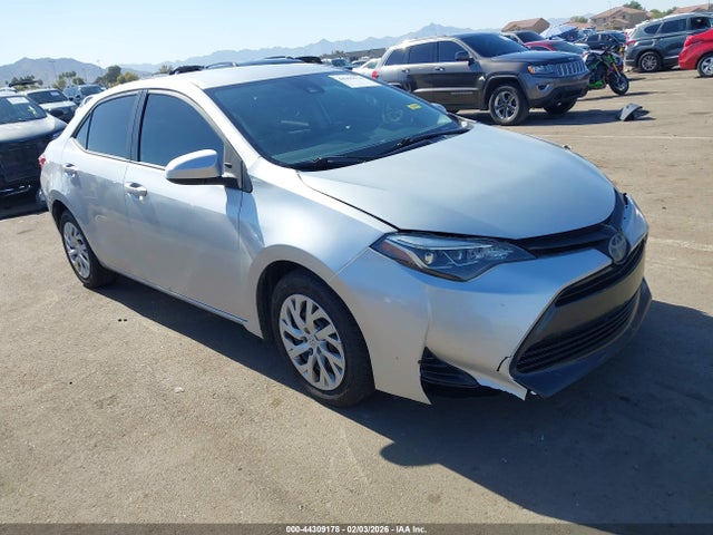 Toyota COROLLA LE 2018 5YFBURHE2JP747950 головне зображення