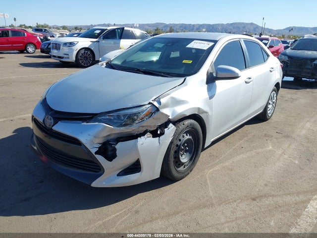 Toyota COROLLA LE 2018 5YFBURHE2JP747950 Image 2
