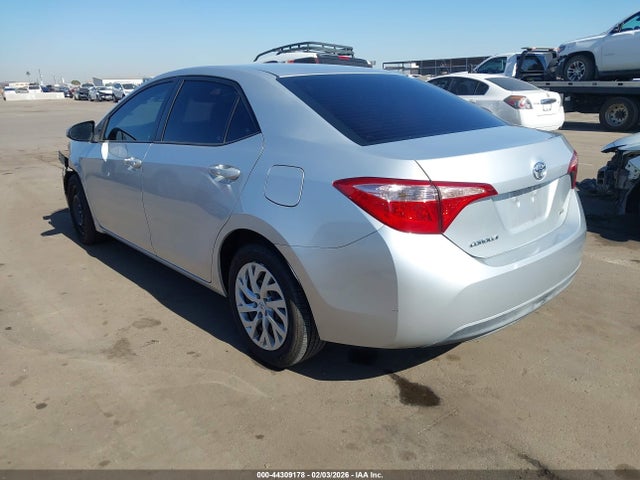 Toyota COROLLA LE 2018 5YFBURHE2JP747950 Image 3
