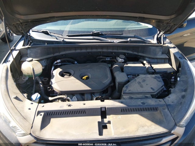 KM8J33A41GU114991 Hyundai TUCSON SE