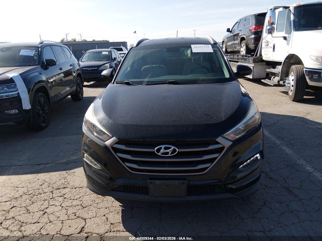 KM8J33A41GU114991 Hyundai TUCSON SE