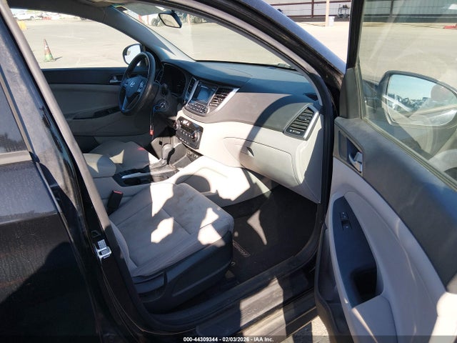 KM8J33A41GU114991 Hyundai TUCSON SE