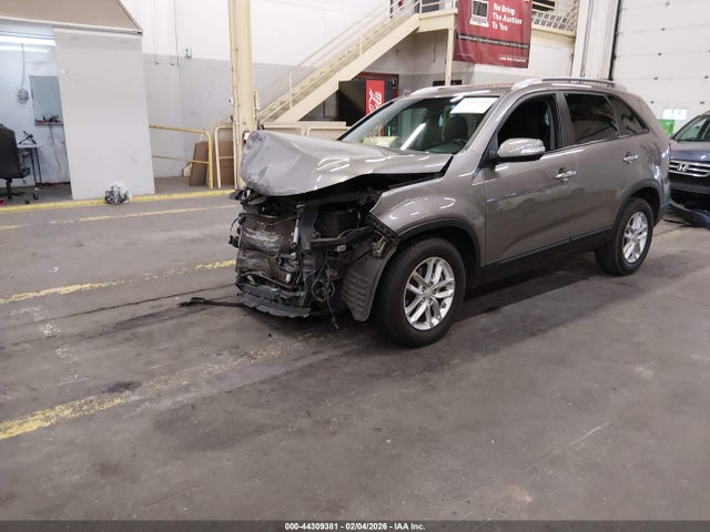 KIA SORENTO LX 2015 5XYKT4A62FG623147 Image 2