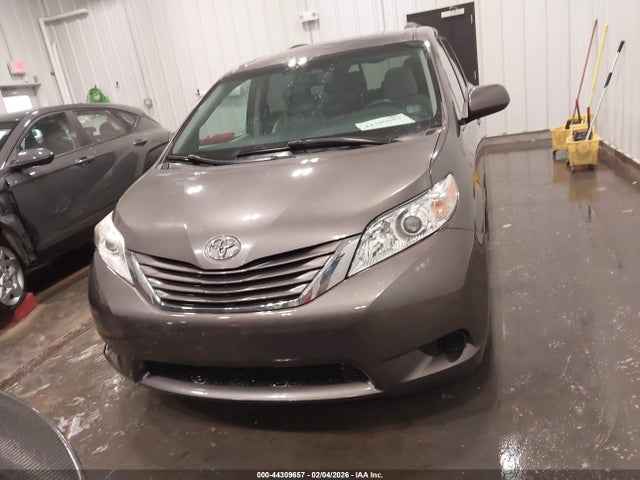 5TDKK3DC5FS565469 Toyota Sienna Le 8 Passenger