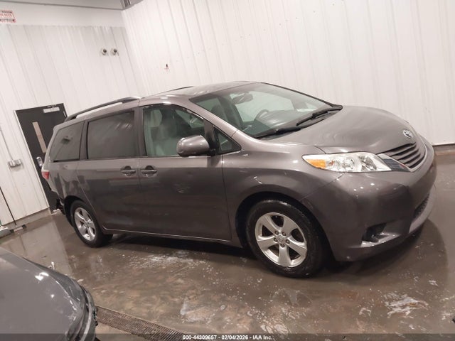 5TDKK3DC5FS565469 Toyota Sienna Le 8 Passenger