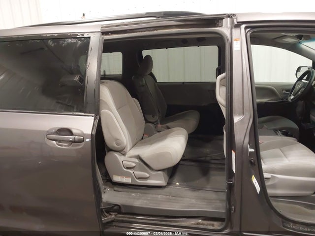 5TDKK3DC5FS565469 Toyota Sienna Le 8 Passenger