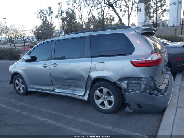 Toyota Sienna Le 8 Passenger 2018 5TDKZ3DC7JS902633 Image 14
