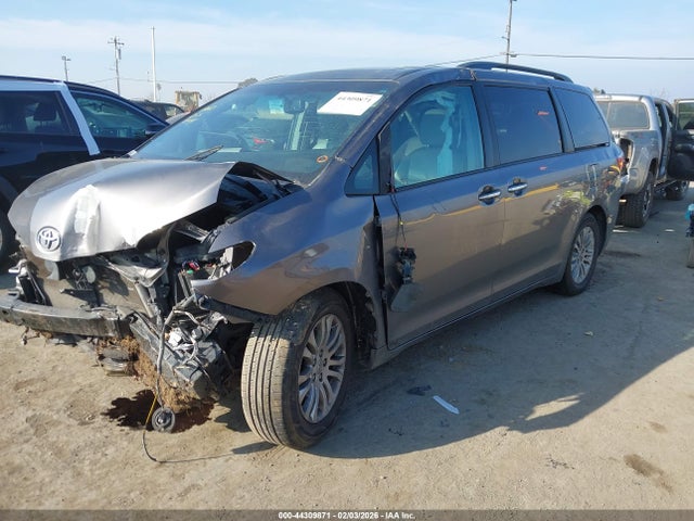 5TDYK3DC4FS685323 Toyota Sienna Xle 8 Passenger
