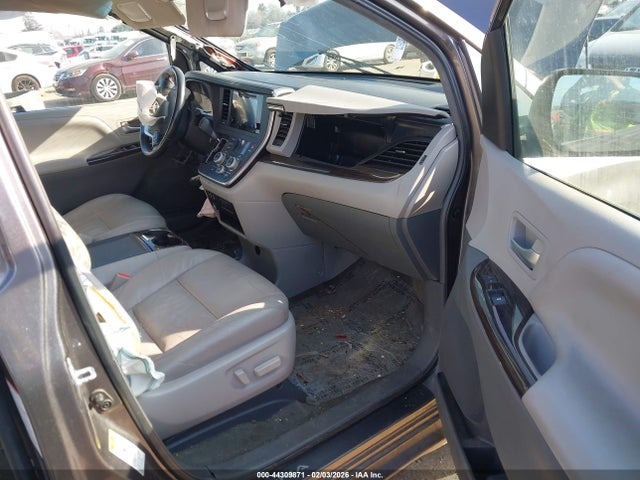 5TDYK3DC4FS685323 Toyota Sienna Xle 8 Passenger