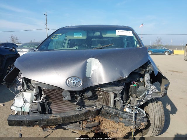 5TDYK3DC4FS685323 Toyota Sienna Xle 8 Passenger