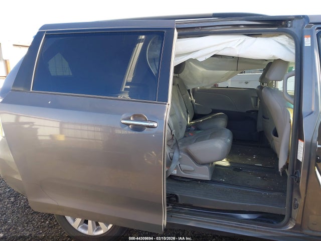 5TDYK3DC5GS715284 Toyota Sienna Xle 8 Passenger