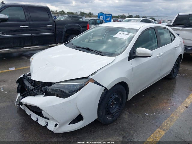 Toyota COROLLA LE 2018 5YFBURHE2JP814272 Image 2