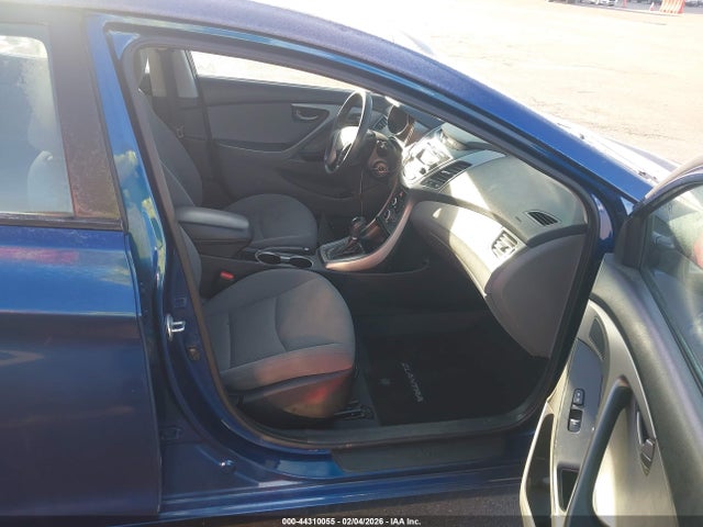 5NPDH4AE6FH560841 Hyundai ELANTRA SE