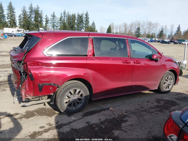 Toyota SIENNA LE 2024 5TDBSKFC6RS134974 Image 13