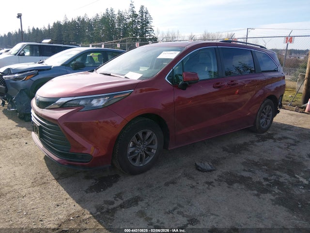Toyota SIENNA LE 2024 5TDBSKFC6RS134974 Image 2