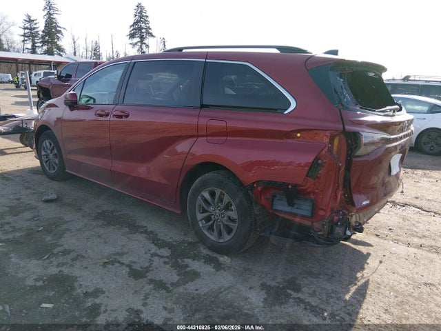 Toyota SIENNA LE 2024 5TDBSKFC6RS134974 Image 3