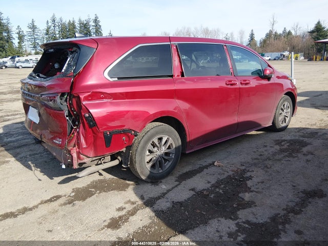 Toyota SIENNA LE 2024 5TDBSKFC6RS134974 Image 4