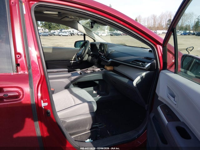 Toyota SIENNA LE 2024 5TDBSKFC6RS134974 Image 5