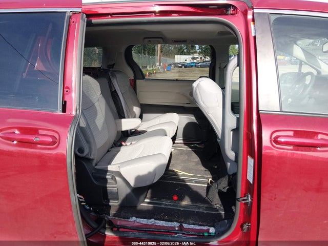 Toyota SIENNA LE 2024 5TDBSKFC6RS134974 Image 8