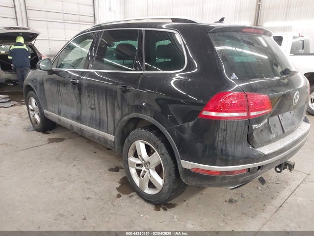 2017 VOLKSWAGEN TOUAREG WVGRF7BP8HD006167 Photo 2