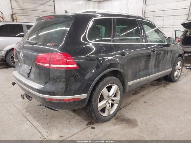 2017 VOLKSWAGEN TOUAREG WVGRF7BP8HD006167 Photo 3
