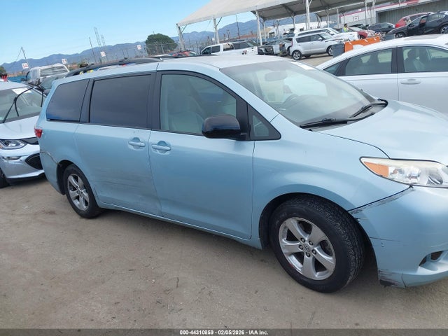 5TDKK3DC1FS645626 Toyota Sienna Le 8 Passenger