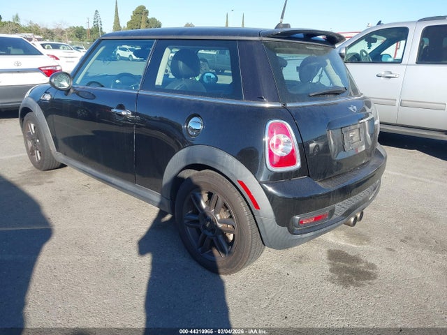 2011 MINI COOPER S WMWSV3C53BTY13088 Photo 2