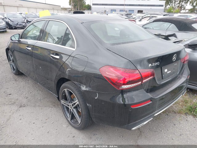 2022 MERCEDES-BENZ A 220 W1K3G4EB2NJ377771 Photo 2