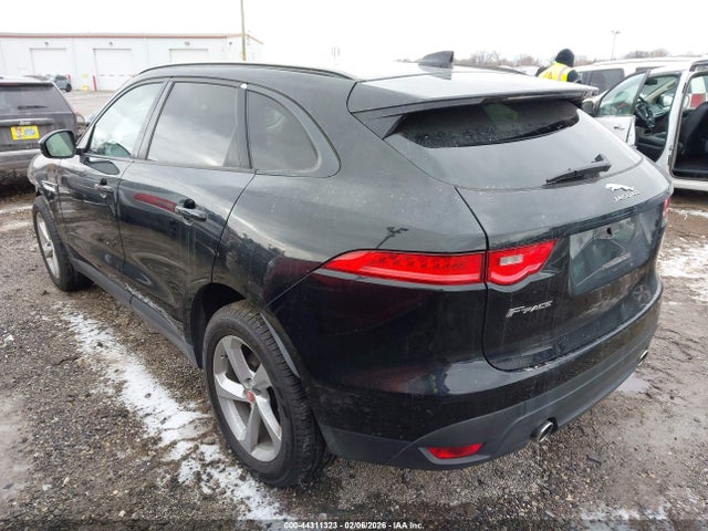2017 JAGUAR F-PACE SADCJ2BV7HA084584 Photo 2