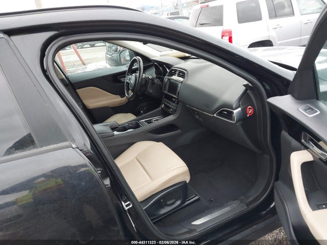 2017 JAGUAR F-PACE SADCJ2BV7HA084584 Photo 4