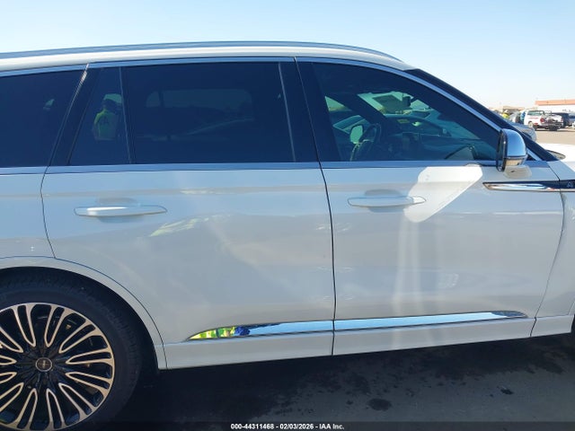 5LM5J9XC3LGL05570 Lincoln Aviator Black Label