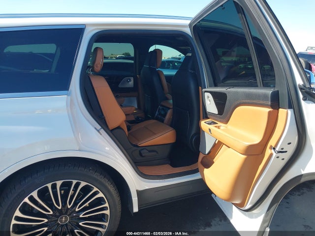 5LM5J9XC3LGL05570 Lincoln Aviator Black Label