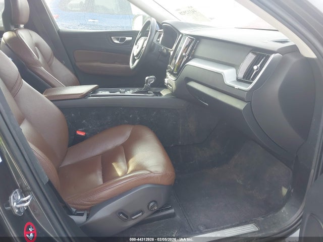2018 VOLVO XC60 LYVA22RK7JB097300 Photo 4