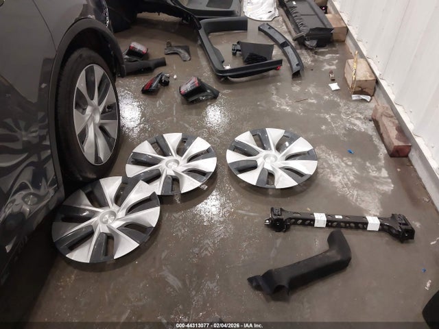 Продаж на аукціоні авто 2023 Tesla Model Y Awd/long Range Dual Motor All-wheel Drive, vin: 7SAYGAEE6PF881441, номер лоту: 44313077