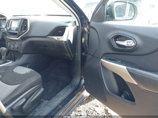 44313372 :رقم المزاد ، 1C4PJLCB4JD611976 vin ، 2018 Jeep Cherokee Latitude Fwd مزاد بيع