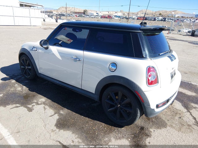 2011 MINI COOPER S WMWSV3C52BTY21988 Photo 2